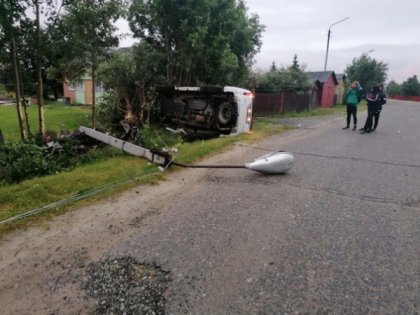 Внедорожник снес забор частного дома в Ловозере Внедорожник снес забор частного дома в Ловозере