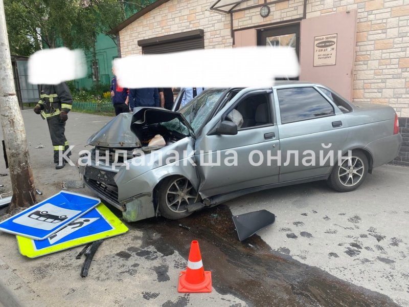 В столб врезалась легковушка в Кандалакше В столб врезалась легковушка в Кандалакше