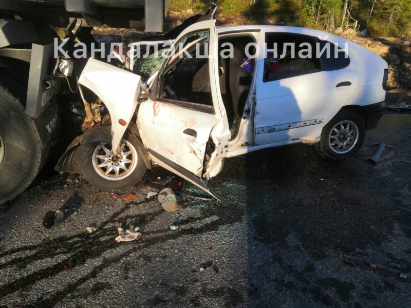 Сбила регулировщика и врезалась в грузовик иномарка в Кандалакшском районе
