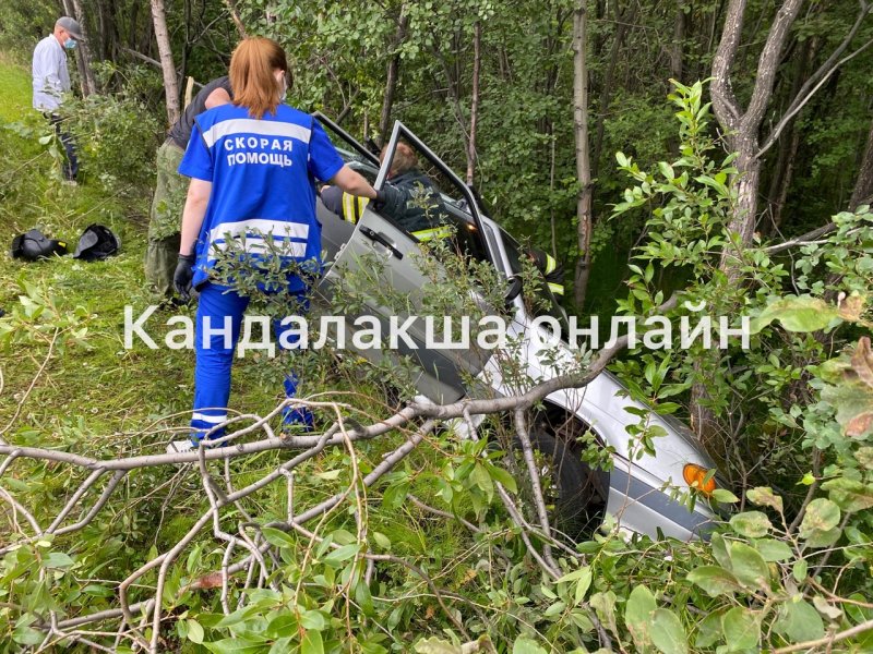 Плохо за рулем стало водителю съехавшей в кювет машины в Кандалакшском районе Плохо за рулем стало водителю съехавшей в кювет машины в Кандалакшском районе