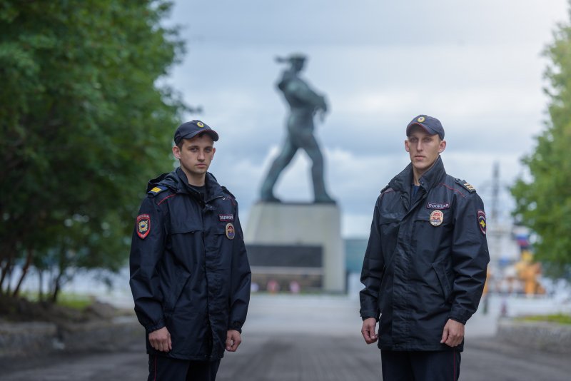 Полицейские помогли спасти супругов из горящей квартиры в Североморске Полицейские помогли спасти супругов из горящей квартиры в Североморске