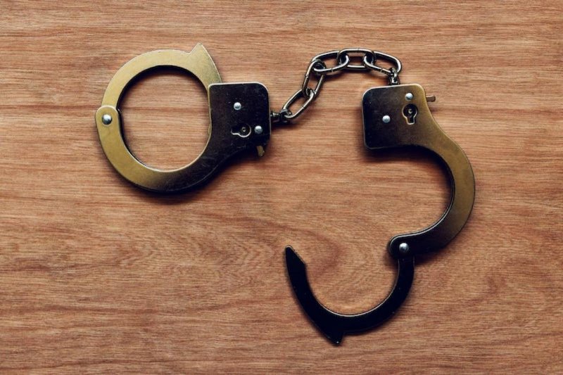 Приковывал наручниками ребенка отчим в Кировске Приковывал наручниками ребенка отчим в Кировске