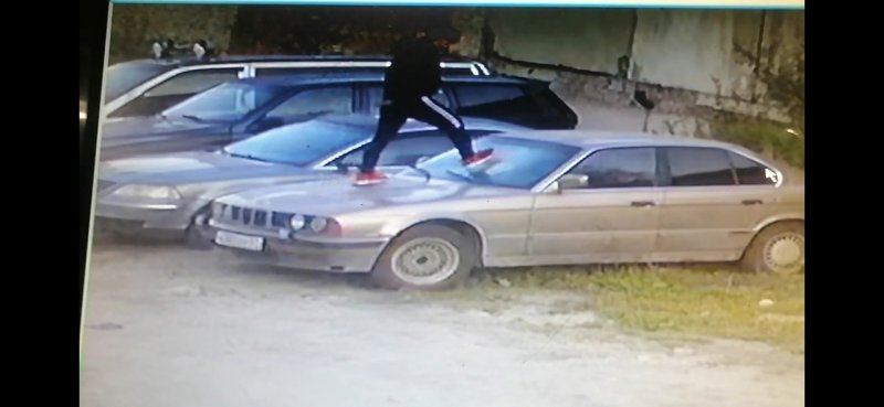 Прыгуна по крышам автомобилей разыскивают в Апатитах Прыгуна по крышам автомобилей разыскивают в Апатитах