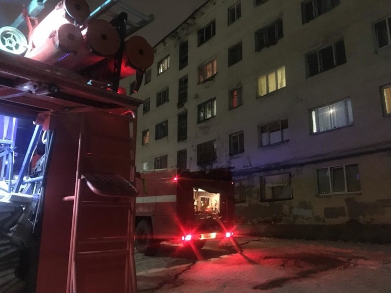 Ребенка доставали из горящей квартиры в Апатитах Ребенка доставали из горящей квартиры в Апатитах