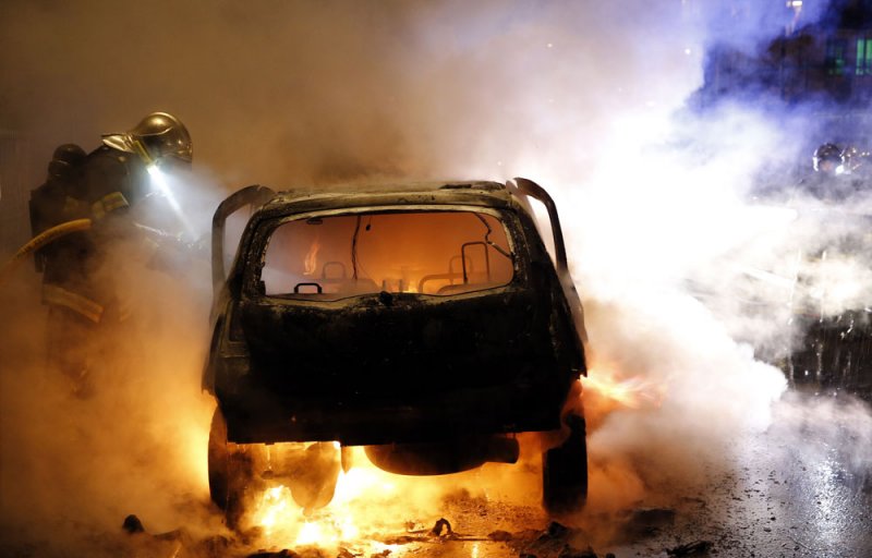 3 автомобиля сгорели на центральной площади Кировска 3 автомобиля сгорели на центральной площади Кировска