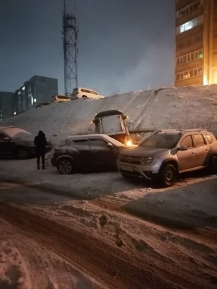 Неудачная парковка: машина задним ходом съехала со склона в Североморске Неудачная парковка: машина задним ходом съехала со склона в Североморске
