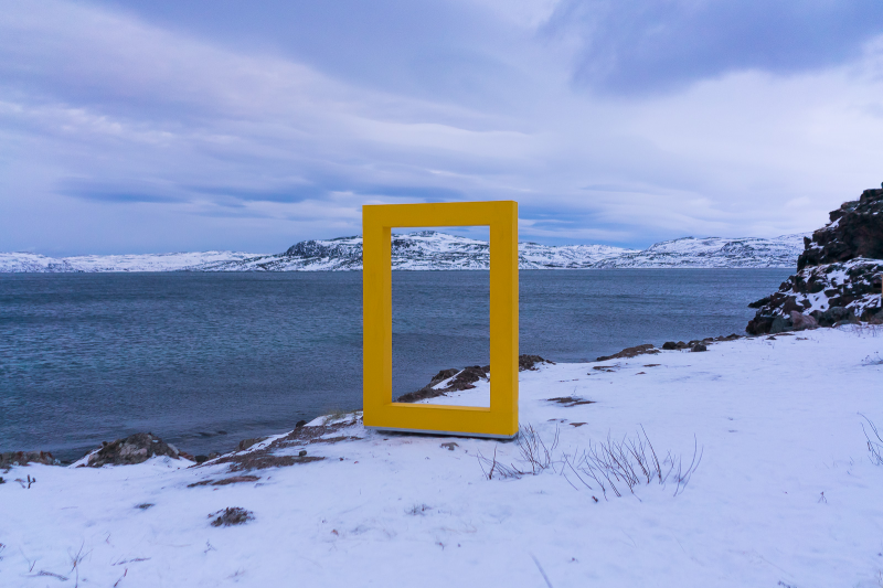 Рамка National Geographic появилась на берегу в Териберке Рамка National Geographic появилась на берегу в Териберке