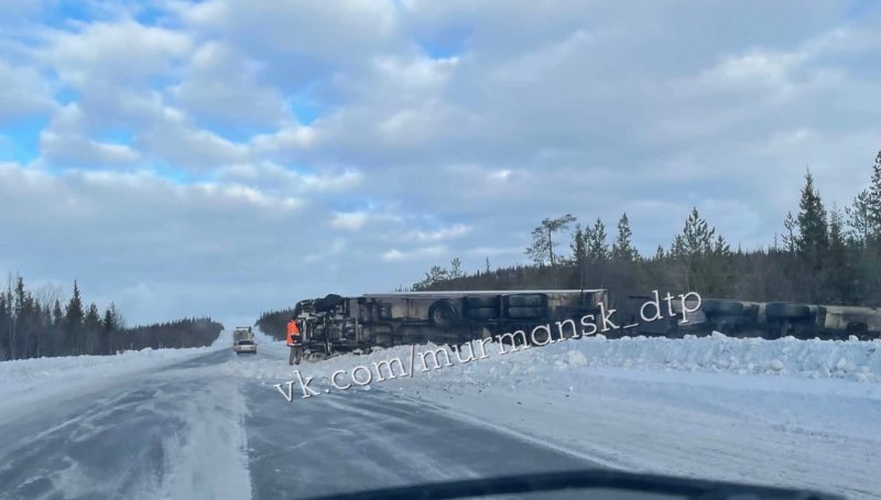 Фуру занесло в кювет неподалеку от Лопарской Фуру занесло в кювет неподалеку от Лопарской