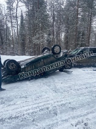 Легла на крышу легковушка под Кандалакшей Легла на крышу легковушка под Кандалакшей