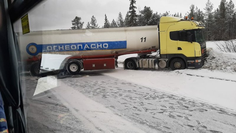 Большегруз перегородил трассу неподалеку от Полярных Зорь Большегруз перегородил трассу неподалеку от Полярных Зорь