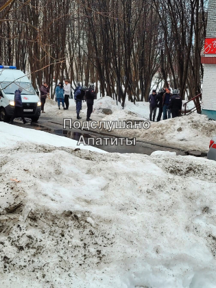 Мужчину ударили ножом в шею в Апатитах Мужчину ударили ножом в шею в Апатитах