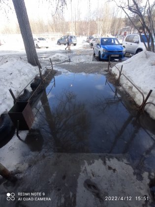 Из подъезда в озеро - жители Полярных Зорь превращаются в пловцов Из подъезда в озеро - жители Полярных Зорь превращаются в пловцов