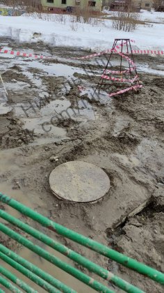 Провалилась земля во дворе в Никеле Провалилась земля во дворе в Никеле