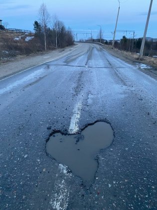 «Сердечная» яма появилась на дороге в Кандалакше «Сердечная» яма появилась на дороге в Кандалакше