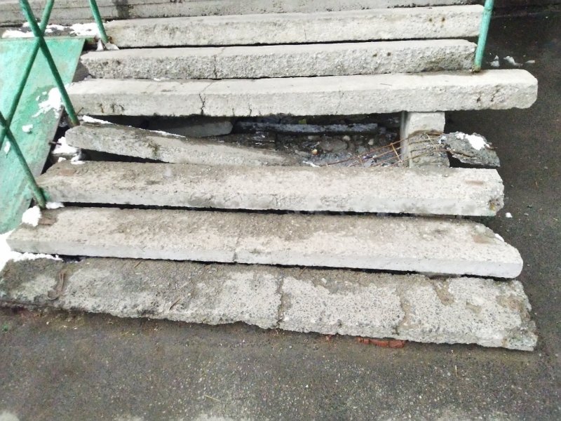 В полосу препятствий превратилась лестница в Молочном В полосу препятствий превратилась лестница в Молочном