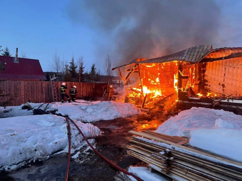 Огонь уничтожил дачу в Шонгуе Огонь уничтожил дачу в Шонгуе