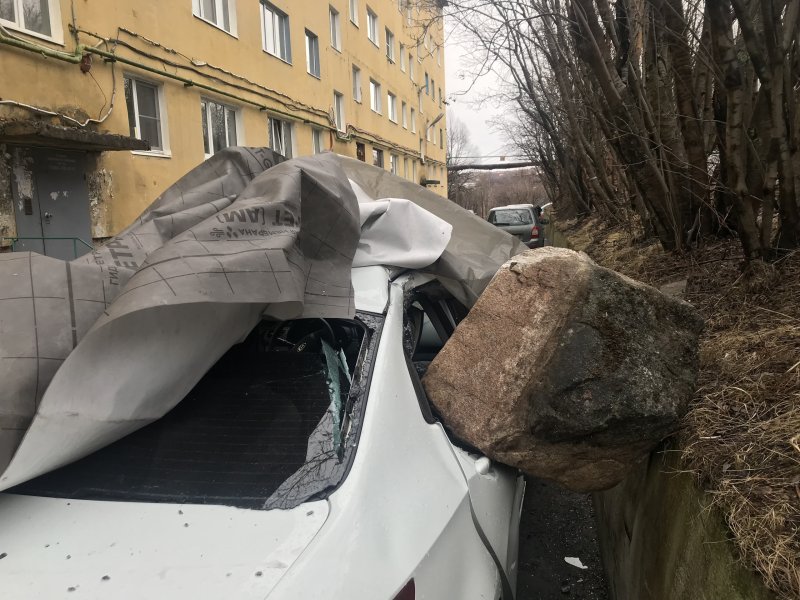Булыжник изуродовал машину в Коле