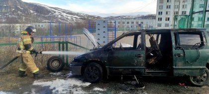 Огонь уничтожил салон минивена в Видяево Огонь уничтожил салон минивена в Видяево