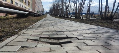 Тротуар уходит под землю в Заполярном Тротуар уходит под землю в Заполярном