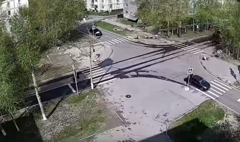 В Полярных Зорях мусоровоз сорвал провода и повалил столбы В Полярных Зорях мусоровоз сорвал провода и повалил столбы