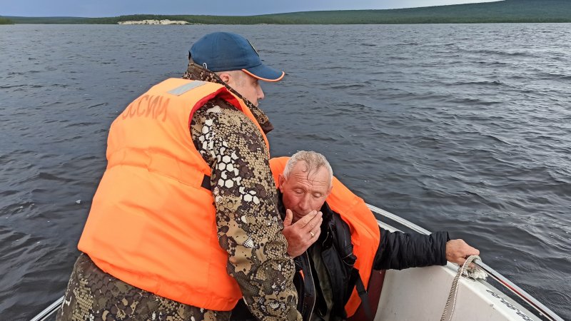 Упал за борт с лодки: спасли рыбака в Имандре Упал за борт с лодки: спасли рыбака в Имандре