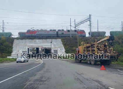 Лесовоз протаранил путепровод в Кандалакше
