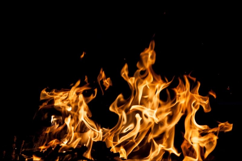 Жилой дом загорелся в поселке под Молочным Жилой дом загорелся в поселке под Молочным