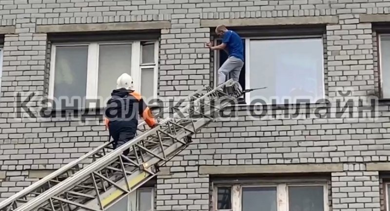 Снимали с карниза окна мужчину спасатели в Кандалакше Снимали с карниза окна мужчину спасатели в Кандалакше