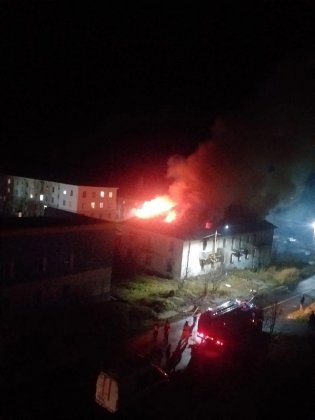 Пламя повредило крышу здания в Полярном Пламя повредило крышу здания в Полярном