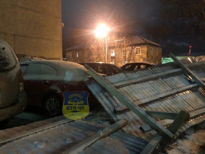 Повредила машины упавшая от ветра кровля в Кировске Повредила машины упавшая от ветра кровля в Кировске