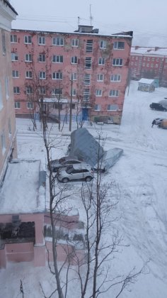 Повредила машины упавшая от ветра кровля в Кировске Повредила машины упавшая от ветра кровля в Кировске