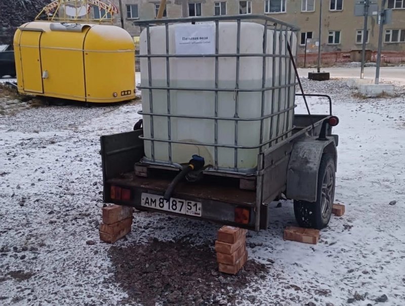 Бак воды привезли жителям Териберки Бак воды привезли жителям Териберки