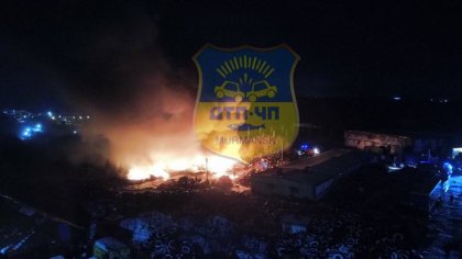 Под Мурманском горит крупный склад покрышек Под Мурманском горит крупный склад покрышек