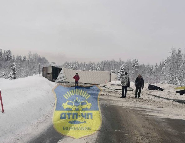 Фура легла посреди дороги к Апатитам Фура легла посреди дороги к Апатитам