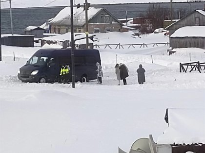 Соцсети: вырвали деревья для спасения застрявшего микроавтобуса в Териберке Соцсети: вырвали деревья для спасения застрявшего микроавтобуса в Териберке