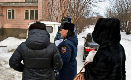 Обрушилась штукатурка фасада дома: ремонта через суд добилась жительница Мурмашей