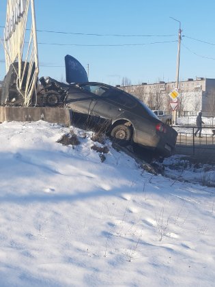 Атаковала стелу иномарка в Оленегорске