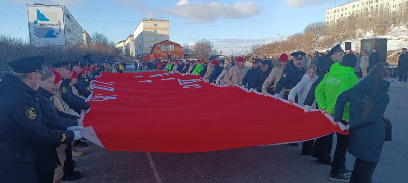 Масштабную копию Знамени Победы развернули в Полярном 