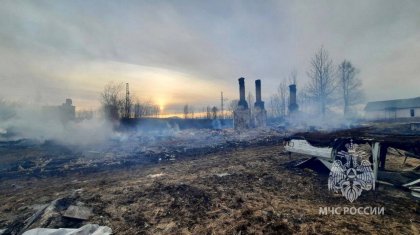 Погиб человек в горящем доме в Пулозере Погиб человек в горящем доме в Пулозере