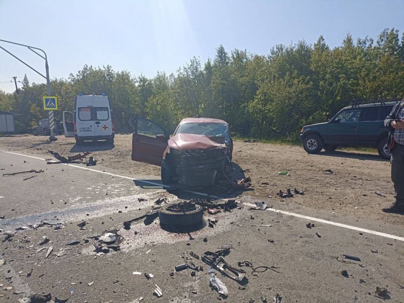 Лобовое ДТП: водителя и пассажира иномарки увезли в больницу в Кольском районе