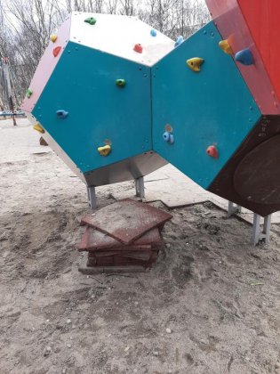 Полуразрушены многие детские игровые и спортплощадки в Североморске Полуразрушены многие детские игровые и спортплощадки в Североморске