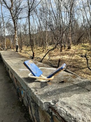 Полуразрушены многие детские игровые и спортплощадки в Североморске Полуразрушены многие детские игровые и спортплощадки в Североморске