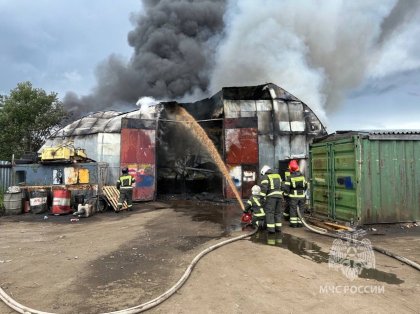 Обрушился горящий ангар с техникой в Кандалакше Обрушился горящий ангар с техникой в Кандалакше