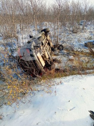 Машина съехала в озеро в Мончегорске Машина съехала в озеро в Мончегорске