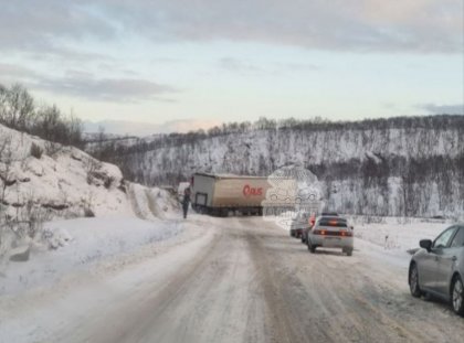 Фура заблокировала дорогу в Никель Фура заблокировала дорогу в Никель