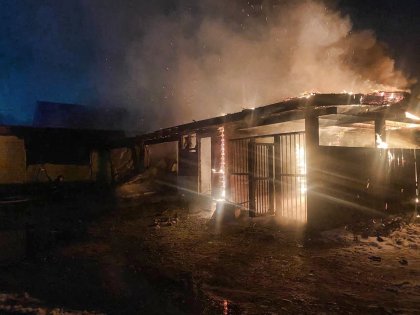 Сгорел гараж с иномарками в Коле: огнем повреждены соседние машина и дом Сгорел гараж с иномарками в Коле: огнем повреждены соседние машина и дом