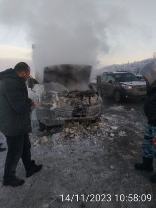 Обгорела машина на печенгской трассе Обгорела машина на печенгской трассе