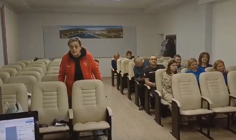 Скандал на общественных слушаниях в Кировске: депутат напала на кировчанку Скандал на общественных слушаниях в Кировске: депутат напала на кировчанку