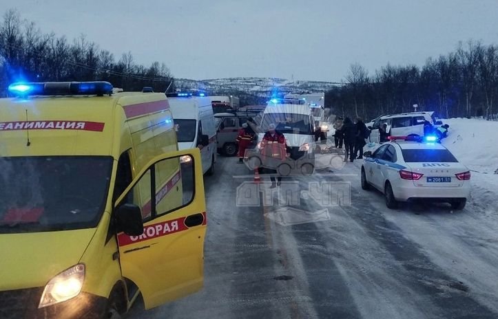 Есть погибший и пострадавшие в аварии с микроавтобусом и внедорожником на печенгской дороге Есть погибший и пострадавшие в аварии с микроавтобусом и внедорожником на печенгской дороге