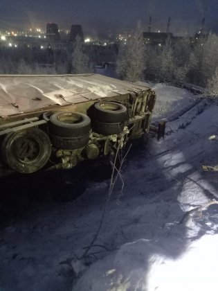 Три грузовика врезались под Кандалакшей, один - упал на теплотрассу в Апатитах Три грузовика врезались под Кандалакшей, один - упал на теплотрассу в Апатитах